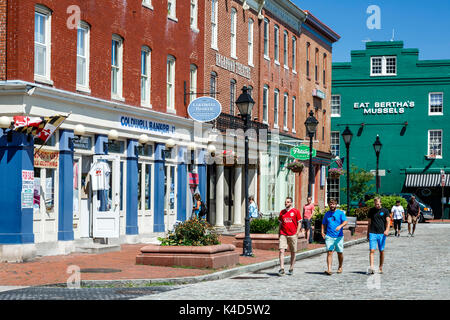 Menschen flanieren vor Geschäften und Kaufhäusern in historischen Gebäuden, Fells Point Nachbarschaft, Baltimore, Maryland, USA Stockfoto