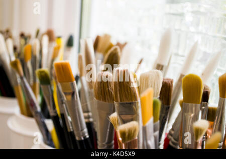 Pinsel vor dem Fenster Stockfoto