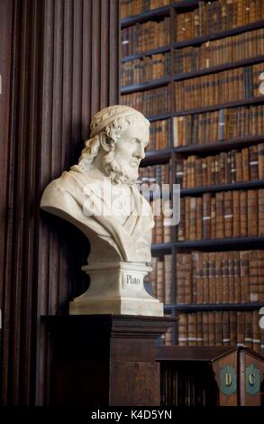 Platon Büste in der langen Raum, Trinity College, Dublin, Irland. Stockfoto