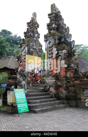 Pura Tirta Empul ist ein heiliger hinduistischer Wassertempel in der Nähe der Stadt Tampaksiring im Zentrum von Bali, Indonesien. Stockfoto