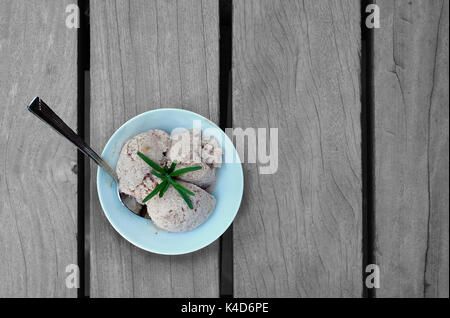 Pflaume Eis und Rosmarin Stockfoto