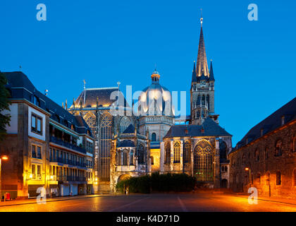 Die Kathedrale von Aachen, Deutschland mit Nacht blauer Himmel. Stockfoto