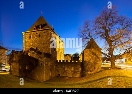 Die berühmten Ponttor, ein altes Stadttor von Aachen, Deutschland mit Nacht blauer Himmel. Stockfoto