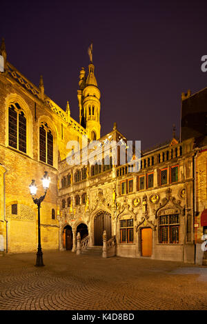 Burgplatz in Brügge in der Nacht mit der Basilika des Heiligen Blutes in der Mitte. Perspektive über Lens Shift korrigiert. Stockfoto