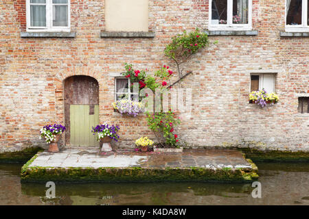 Ein typisches altes Haus in Brügge mit einer kleinen Terrasse am Kanal, Belgien. Stockfoto