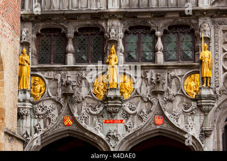Goldene Statuen, die in der Fassade der Basilika des Heiligen Blutes in Brügge, Belgien. Stockfoto