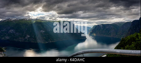 Aussicht auf den Aurlandsfjord Fjord mit Stegastein Aussichtsplattform. Es ist ein Fjord in Sogn und Fjordane County, Norwegen, einem Zweig der wichtigsten Sognefjorden. Stockfoto