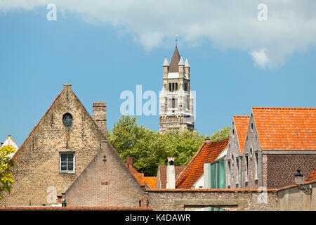 Die Sint Salvator Kathedrale (Saint die Christ-Erlöser-Kathedrale) in Brügge hinter einige mittelalterliche Häuser gesehen. Stockfoto