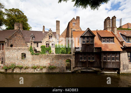 Hinter der Kirche Unserer Lieben Frau in Brügge gibt es eine der meisten mittelalterlichen Ansichten in der Altstadt von Brügge. Stockfoto