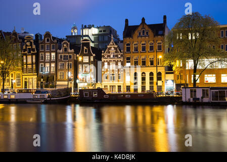 Amsterdam, Niederlande - 21 April, 2017: Blick auf die Grachten von Amsterdam und Böschungen entlang in der Nacht. Stockfoto