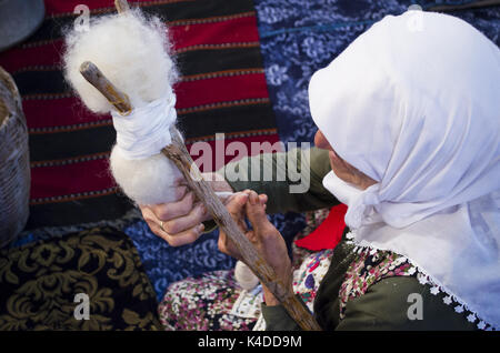 Türkische alte Frau, die Seil Stockfoto