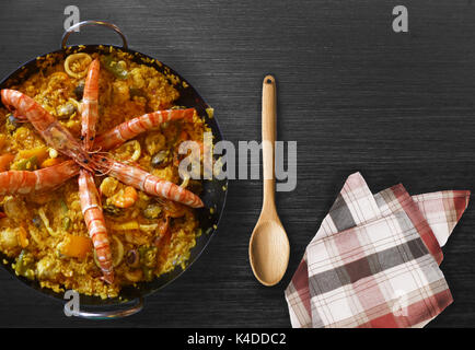 Typisch spanische Paella Stockfoto