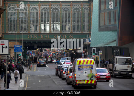 'Central Station' Verschmutzung hotspot Hielanman's Umbrella Highlanders Regenschirm argyle und Hope Street Glasgow beschäftigten Verkehr Stockfoto