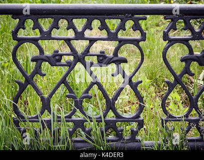 Dekorative Metall Zaun am Bürgersteig. Stockfoto