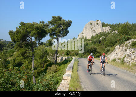 Zwei Radfahrer Radfahren auf der Landstraße in der Nähe von Les Baux-de-Provence in den Alpillen Provence Frankreich Stockfoto