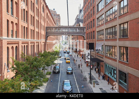 Milch Studios und erhöhten Blick auf die Straße mit Menschen aus High Line im Meatpacking District in New York Stockfoto