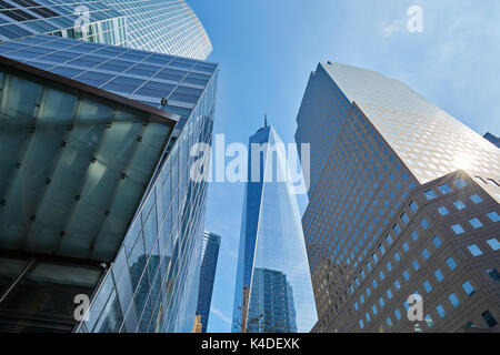 Das One World Trade Center Wolkenkratzer aus Glas Gebäude, blauer Himmel und Sonne Strahl in New York umgeben Stockfoto