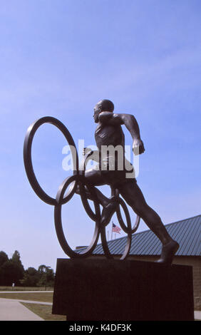 Eine Statue von Jesse Owens, berühmten Olympian (1936), begrüßt die Besucher der Jesse Owens Memorial Museum in Oakville, Alabama. Stockfoto