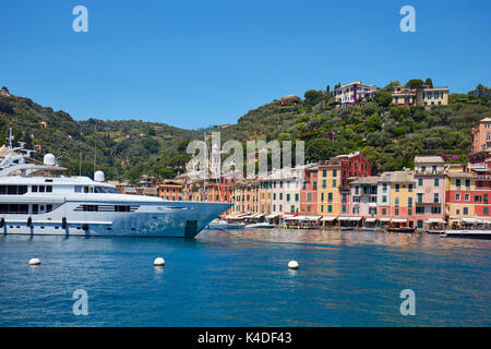 Portofino typischen schönen Dorf mit bunten Häusern in Italien, Ligurien blaue Meer und die Yacht an einem sonnigen Tag Stockfoto