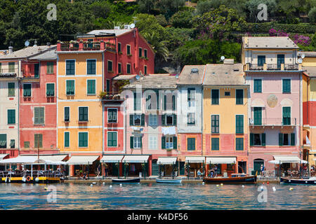 Portofino typischen schönen Dorf mit bunten Häuserfassaden und luxuriöse Geschäfte in Portofino, Italien Stockfoto