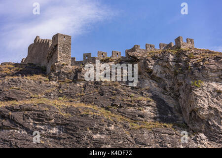 SION, SCHWEIZ - Tourbillon Schloss auf einem Hügel. Stockfoto