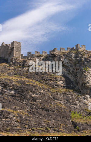 SION, SCHWEIZ - Tourbillon Schloss auf einem Hügel. Stockfoto