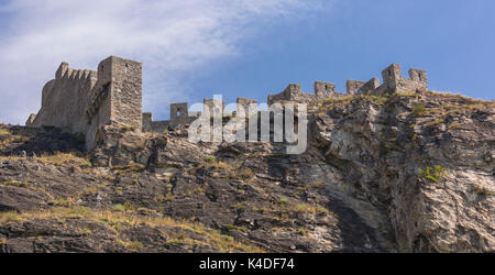 SION, SCHWEIZ - Tourbillon Schloss auf einem Hügel. Stockfoto