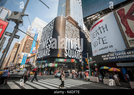 Test Bilder Flash über die riesigen digitalanzeige an der noch unvollständigen 20 Times Square am Sonntag, 27. August 2017. Die 17.000-Quadratfuß-video LED-Display am 20 Times Square wird von SNA-Displays (Sansi Nordamerika) gebaut und behauptet, es wird die höchste Auflösung im Times Square. (© Richard B. Levine) Stockfoto