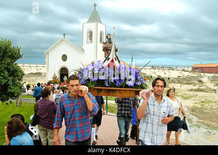 Religiöse Prozession während der traditionellen Festlichkeit von Nossa Senhora da saúde. Costa Nova, Portugal Stockfoto