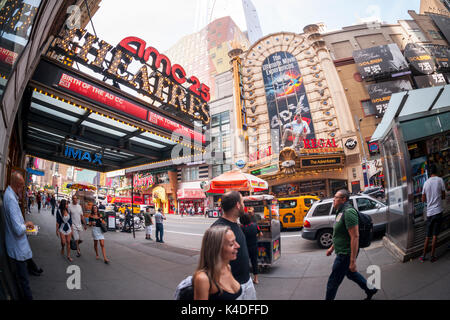 Der AMC 25 Theater und das Regal Cinemas in Times Square in New York am Sonntag, 27. August 2017. Theater Kopf in das Labor Day Wochenende US-Einspielergebnisse mit 13,4 Prozent niedriger als im letzten Jahr, die nicht war ein besonders gutes Jahr mit zu beginnen. Im Sommer 2017 soll der erste Sommer werden seit 2006 zeigt eine Box Office unter $4 Milliarden. (© Richard B. Levine) Stockfoto