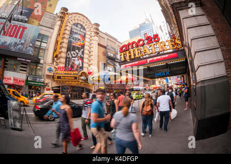 Der AMC 25 Theater und das Regal Cinemas in Times Square in New York am Sonntag, 27. August 2017. Theater Kopf in das Labor Day Wochenende US-Einspielergebnisse mit 13,4 Prozent niedriger als im letzten Jahr, die nicht war ein besonders gutes Jahr mit zu beginnen. Im Sommer 2017 soll der erste Sommer werden seit 2006 zeigt eine Box Office unter $4 Milliarden. (© Richard B. Levine) Stockfoto