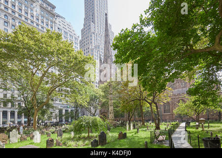 Trinitatis Kirche Friedhof mit grünem Gras an einem sonnigen Tag. Dies ist der einzige aktive Friedhof in Manhattan. Stockfoto