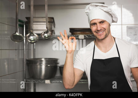 Portrait von Happy Chef in Uniform zeigen ok Zeichen Stockfoto