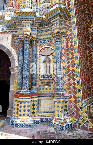 CHOLULA, PUEBLA, Mexiko - 2011: The Temple of San Francisco Acatepec ist ein religiöses Denkmal des mexikanischen Barocks typisch. Stockfoto