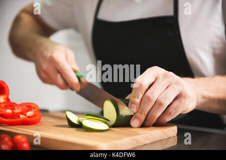 Close up Portrait von Chef Hände Schneiden von Gemüse Stockfoto