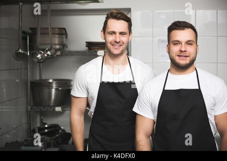 Vordere Porträt von zwei glücklichen männlichen Koch in der Küche Stockfoto
