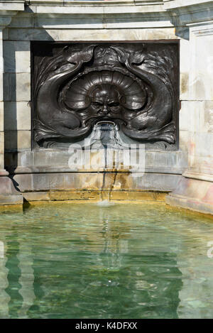 Tülle aus einem Brunnen des Victoria Memorial in der Mall London. Marine Thema. Delphine. Stockfoto