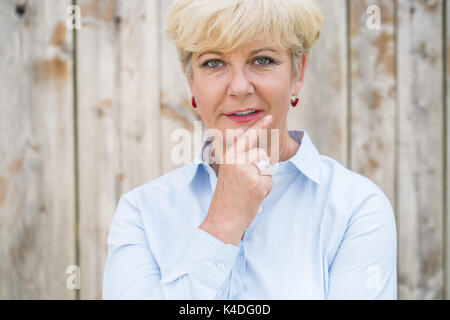 Porträt eines aktiven älteren Frau an der Kamera mit einem Kugelschreiber Stockfoto