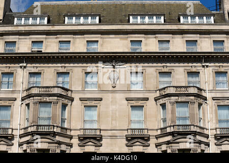 Royal Air Force Club, 128 Piccadilly, London. Flügel. Crest. Per Ardua ad Astra. RAF-Gebäude Stockfoto