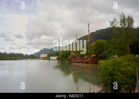Alten verrosteten Schiff auf der Bank eines bewachsenen Berg Stockfoto