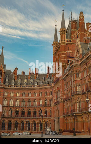 London, Großbritannien, 3. September 2017: Architektur des Gebäudes von Kings Cross St. Pancras Station in der Dämmerung mit Sonnenstrahlen. Stockfoto