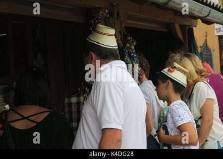 Indianer in lokalen rumänischen Kleidung in sapanta Dorf, Banat, Rumänien. Traditionelle rumänische Hut aus Stroh Stockfoto