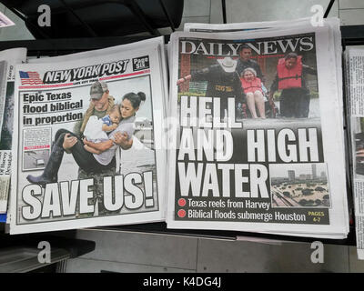 Kopien der hart umkämpften New York Daily News und der New York Post am Montag, August 28, 2017, Bericht über die Auswirkungen des tropischen Sturms Harvey auf Houston, TX und der umliegenden Gebiete. (© Richard B. Levine) Stockfoto