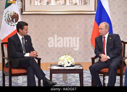 Der mexikanische Präsident Enrique Peña Nieto, Links, und der russische Präsident Wladimir Putin bei einem bilateralen Treffen am Rande der BRICS-Gipfel am 5. September 2017 in Xiamen, China. Stockfoto