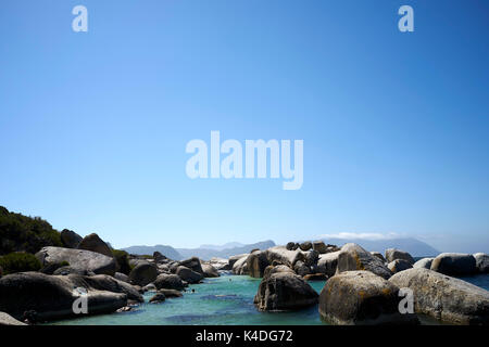 Abgerundet Felsen an der Küste von Südafrika mit viel blauem Himmel Stockfoto