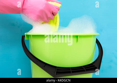 Close-up cleaner Frau Hand zusammendrücken Tuch in Eimer mit Seife gefüllt Stockfoto