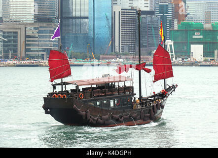 Junk ist eine Art von alten Chinesischen Segelschiff, die noch heute in Verwendung ist in Hongkong als touristische Attraktion Stockfoto