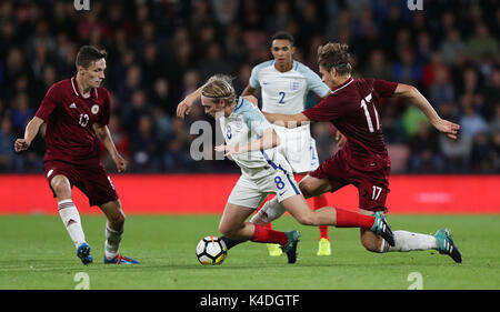 Der englische Tom Davies wird von den lettischen Roberts Uldriks und Raivis Andris Jurkovskis während des UEFA Euro U21 Qualifying-Spiels der Gruppe 4 im Vitality Stadium in Bournemouth 2019 angegangen. Stockfoto