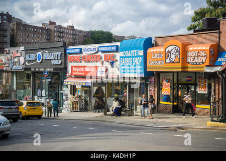 A Little Caesars Franchise unter Tante-Emma-Läden entlang Jerome Avenue in der Bronx Borough von New York ist am Sonntag gesehen, 3. September 2017. (© Richard B. Levine) Stockfoto