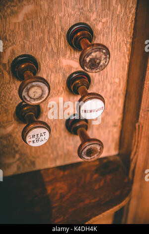 Kirche Orgel auf "Stopp" tippen Stockfoto